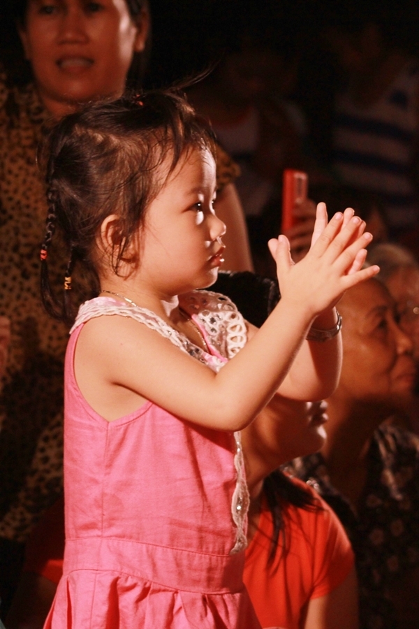 
	
	Một fan nhỏ tuổi yêu thích MiA liên tục vỗ tay theo màn trình diễn của cô trên sân khấu. Sau khi MiA vừa trình diễn xong, bé gái này đã nằng nặc đòi mẹ dẫn vào cánh gà để chụp ảnh cùng thần tượng.